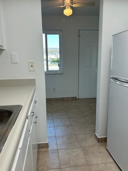 Building Photo - 411 S Nimbus Ave