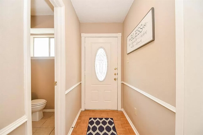 Building Photo - 10807 Sugar Hill Dr