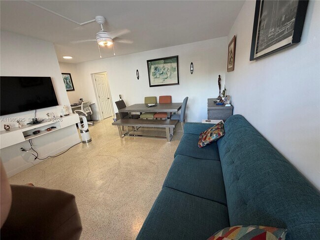 Building Photo - 3055 SW 1st Ave