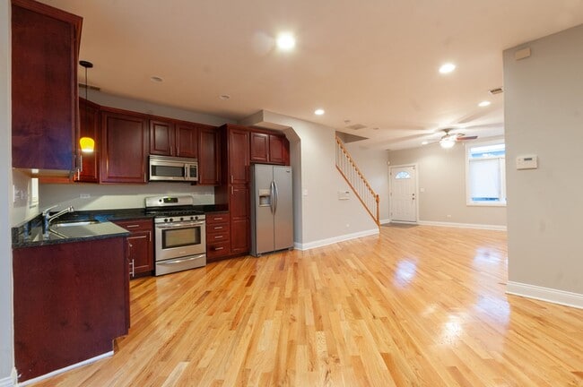 Building Photo - Beautiful Three Bed, Two Bath Townhome in ...