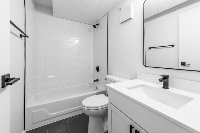 Building Photo - Modern 1-Bedroom in Downtown Highland Park | In-Unit Laundry + Garage Parking
