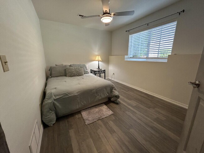 Building Photo - Cozy 2 Bed, 1 Bath Apartment with Fireplac...