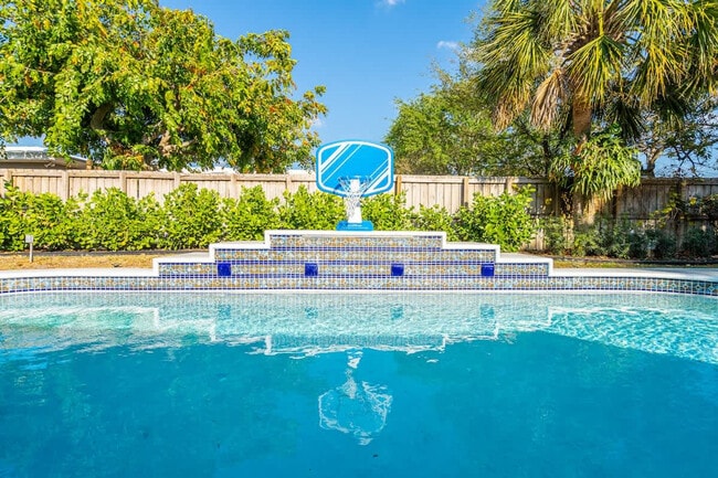 Building Photo - 704 NE 2nd St