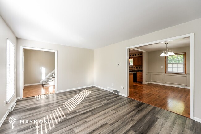 Building Photo - Bright 4-Bed Retreat