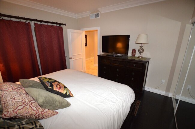 Building Photo - Meridian Luxury 1 Bed | 1 Bath Furnished C...