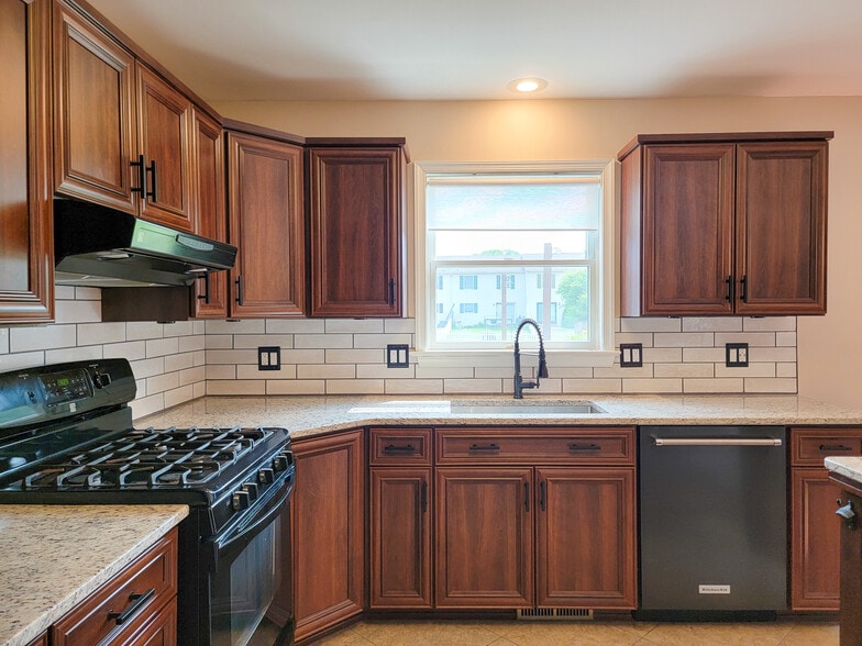 Building Photo - 390 Acorn Cir