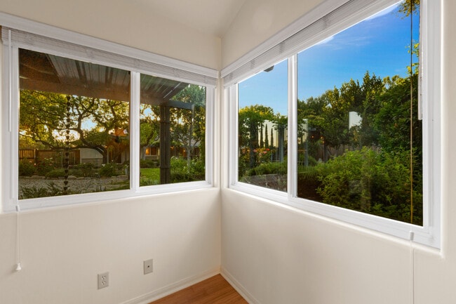 Building Photo - 348 Lark Ellen Ave