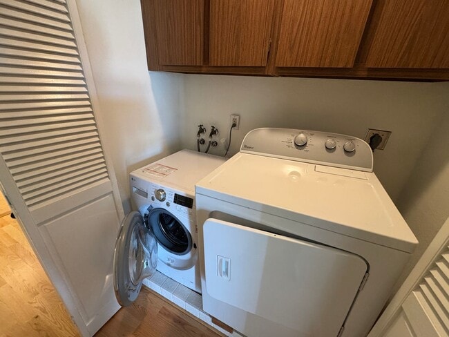 Building Photo - Bright 2BR/2BA Condo in Prime Richmond Dis...