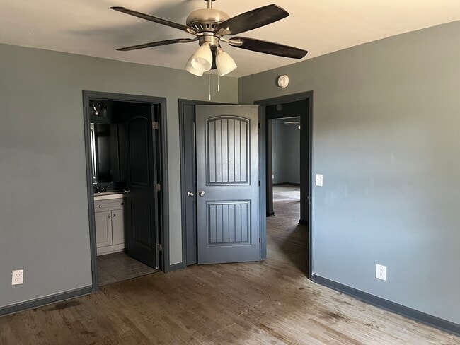 Building Photo - Phillips 711