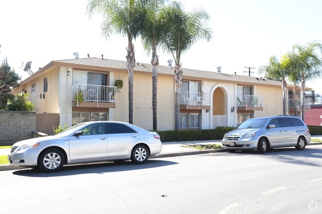 Primary Photo - Diplomat Apartments