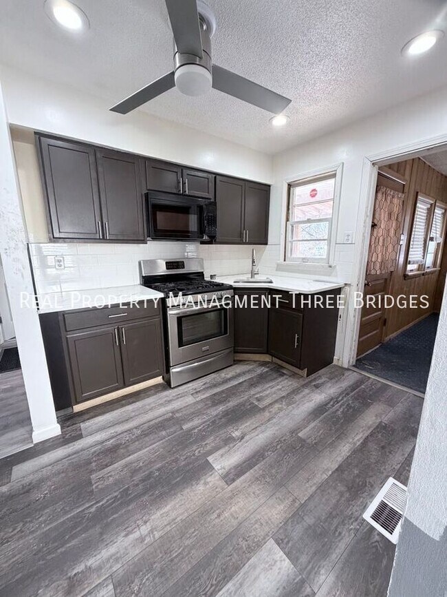 Building Photo - 35 S Barat Ave