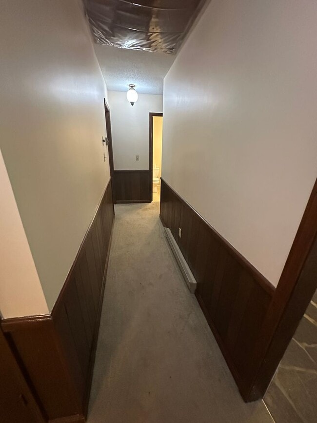 Building Photo - Private, Spacious, Well Maintained 3 Bedro...