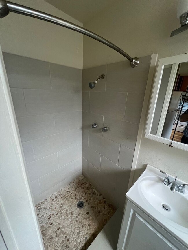 Building Photo - 2-bed 2-bath 1- parking Tropic Gardens Town House for rent!