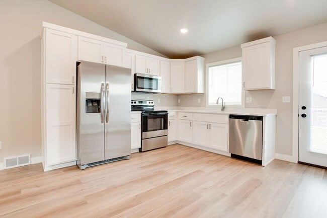 Building Photo - Modern 4-Bedroom Home in Moorhead