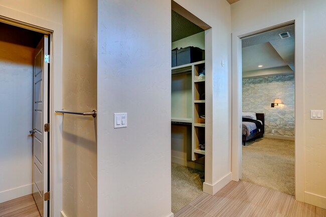 Building Photo - 3045 S Shadywood Way