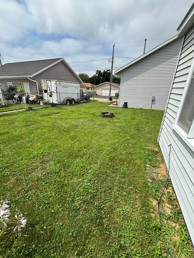 Building Photo - Charming 2-Bedroom Home in La Crosse Close...