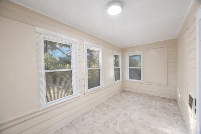 Building Photo - 2242 23rd Ave S