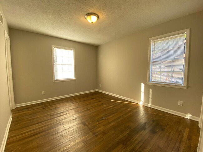 Building Photo - 3 bed, 2 bath near Yale and Raleigh Millin...