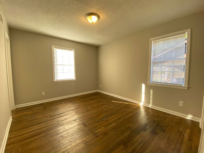 Building Photo - 3 bed, 2 bath near Yale and Raleigh Millington Rd in Raleigh / $250 gift card offer with 12/15/25...