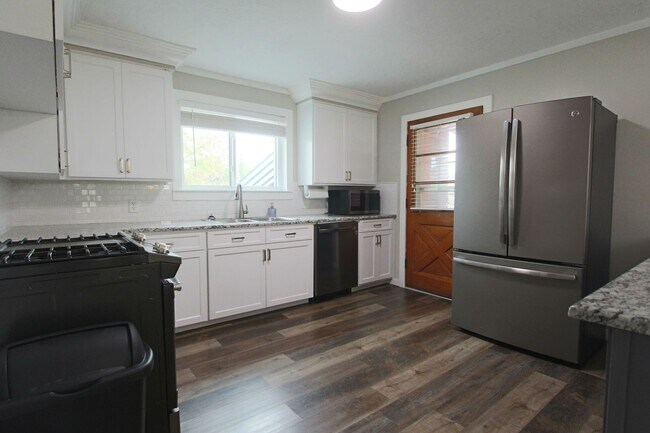 Building Photo - Updated Classic - Mid Century 4/2 2600 sf. All one level.