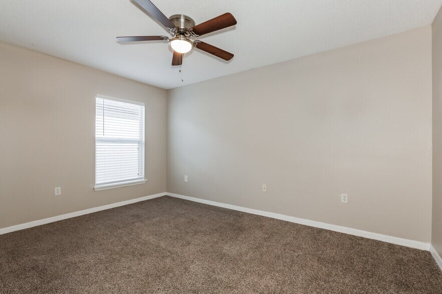 Building Photo - 5919 Lake Front Dr