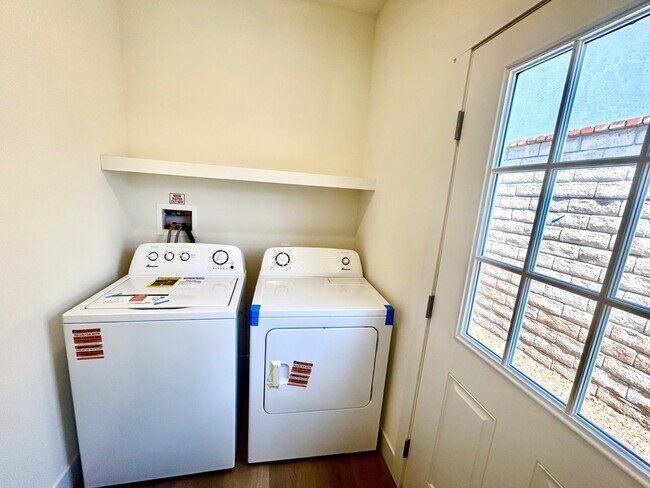 Building Photo - 721 Wellesley Ct