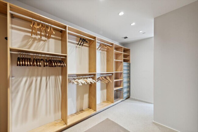 Building Photo - Millennium Tower - 2 bedrooms + den