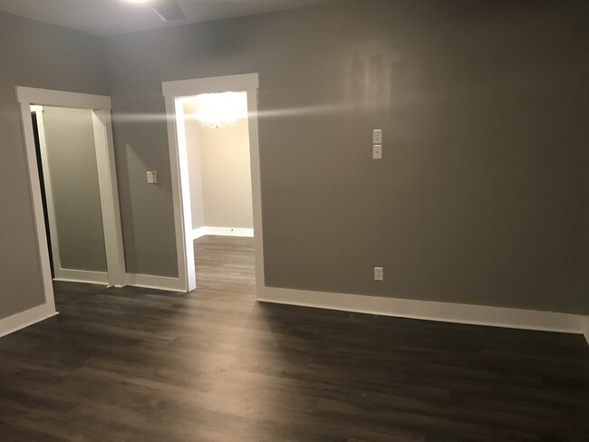 Spacious living room with 10 foot ceiling - 204 Spring St