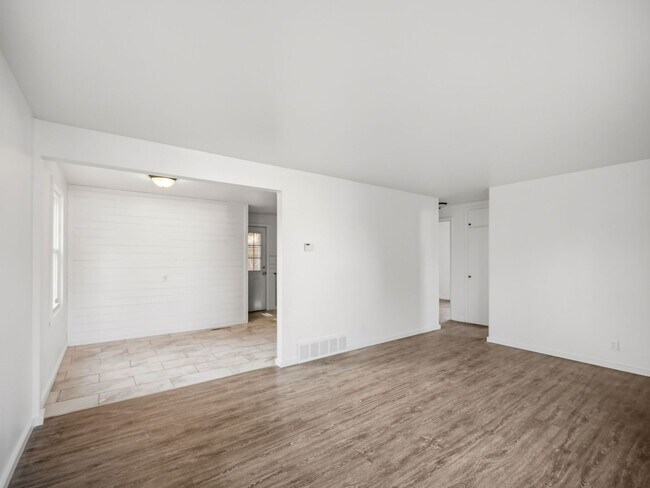 Building Photo - 6011 N Braeburn Dr