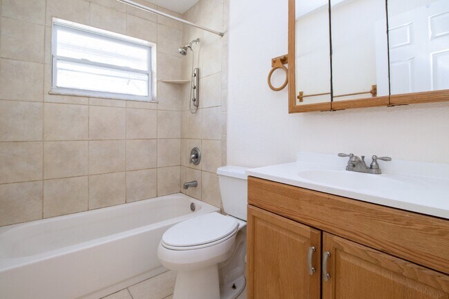 Building Photo - Indian Beach Park Duplex - walk to Ringling College!!