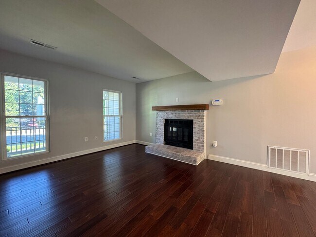 Building Photo - Stunning 4 Bed 2.5 Bath Single-Family Home...