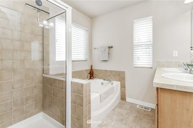 Building Photo - Beautiful Snoqualmie home available for mo...