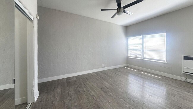 Building Photo - Budlong Apartments...Newly Renovated Studio...Hardwood Floors! CALL NOW!