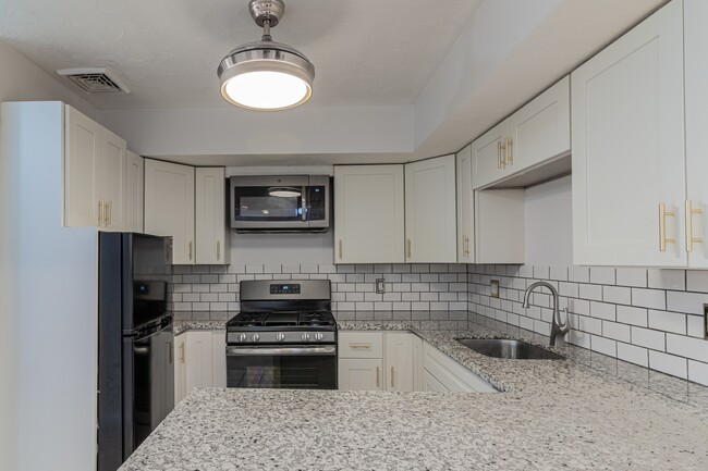 Building Photo - 916 Highview St