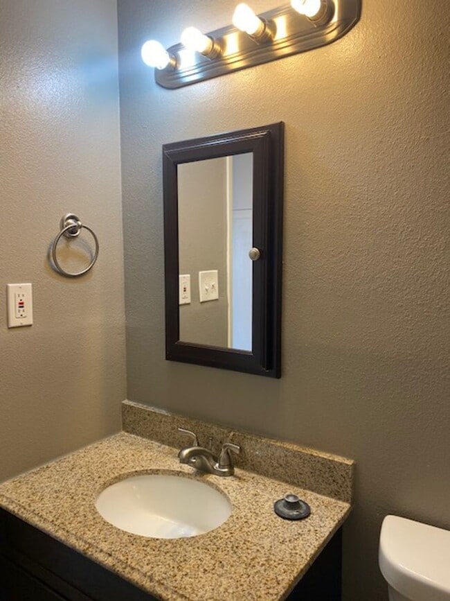Building Photo - $1,250 For Lease-1 Bedroom-1 Bath Apt in Triplex With Private Yard-Washer & Dryer in Phoenix 85008 !