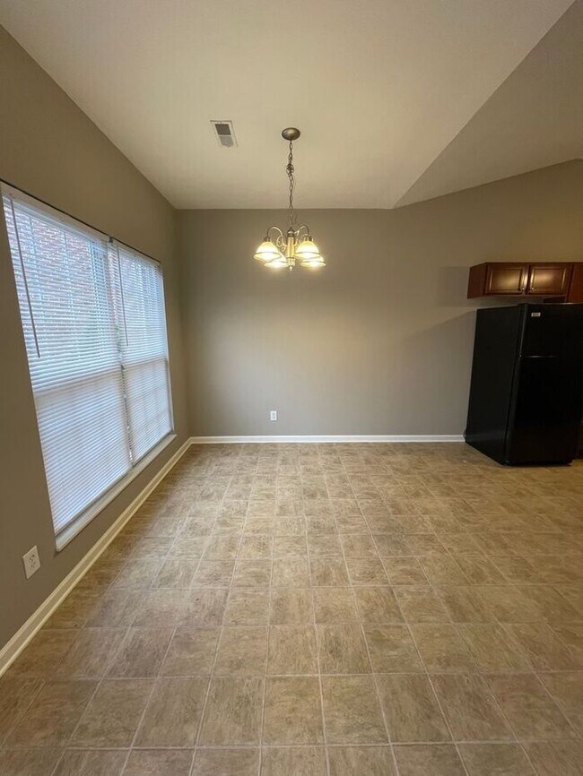 Building Photo - 2 bed, 2 bath, 2 car garage ranch style home in N. Knoxville