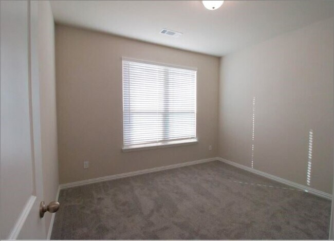 Building Photo - 535 Hillcrest Cir