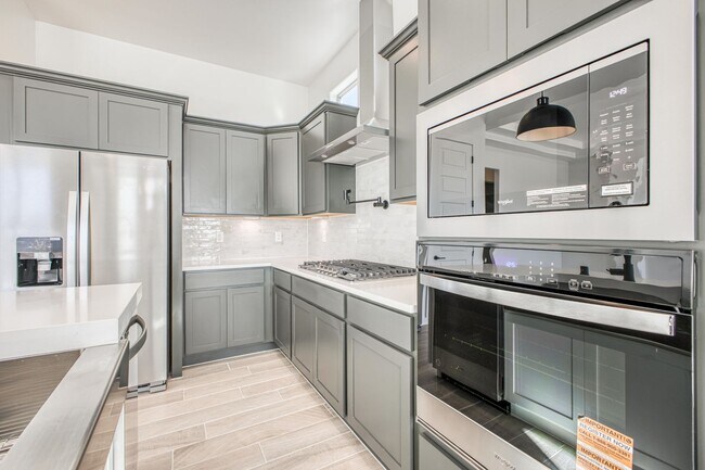 Building Photo - Beautiful East side House 4 bed-2.5 baths, part of The Overlook Casa Club that includes Swimming ...