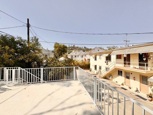 Building Photo - 3492 Rowena Ave