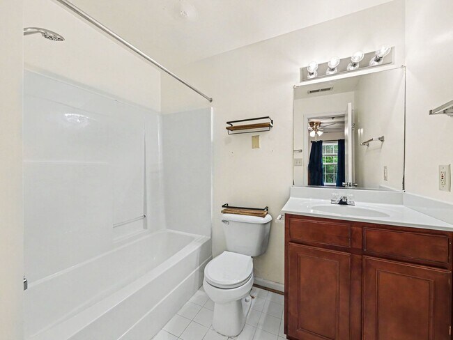 Building Photo - 33 Fern Oak Cir