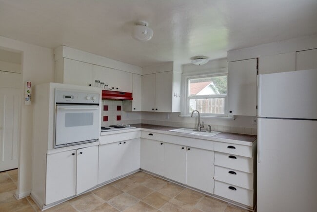 Building Photo - Charming 3-Bedroom Home Near Downtown Oak Harbor –Pet Friendly home.