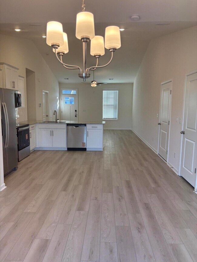 Building Photo - 372 Acorn St