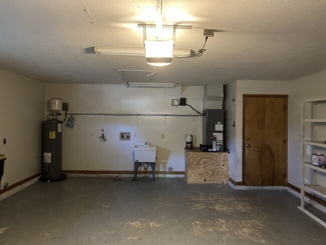 Building Photo - Charming 3 bedroom, 2 bathroom house with ...