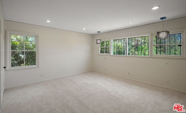 Building Photo - 9149 Hillsboro Dr