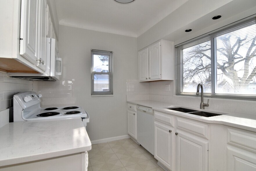 Building Photo - 2025 Riverside Dr