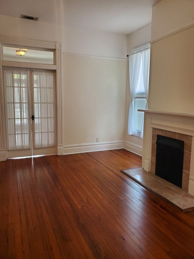 Building Photo - 2 Bedroom, 2 Bathroom Victorian style Midtown Home With Two Balconies!