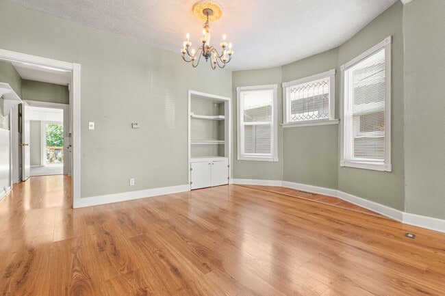 Building Photo - Spacious 3 bedroom, 1 Bath House in Inner SE Portland - Everything Right at Your Doorstep!