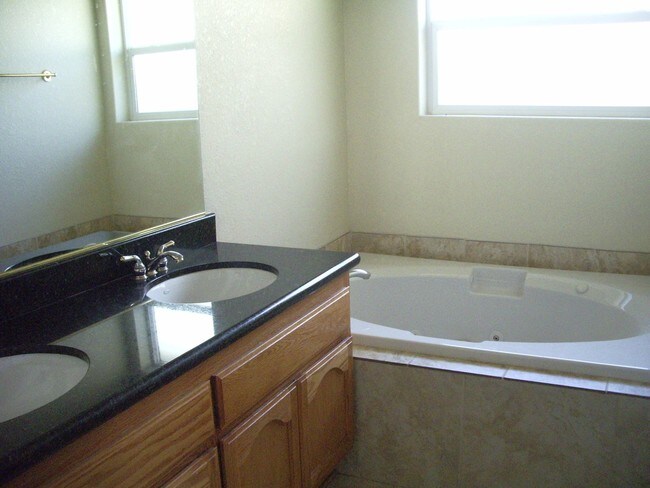 Building Photo - 21276 White Pine Dr