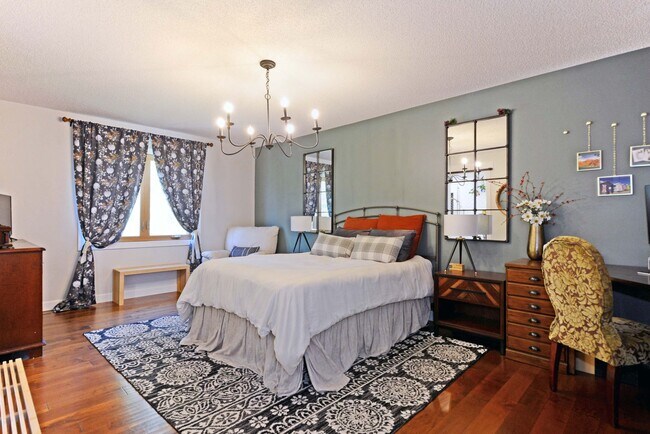 Building Photo - Beautiful 4-Bedroom Home in Vadnais Height...
