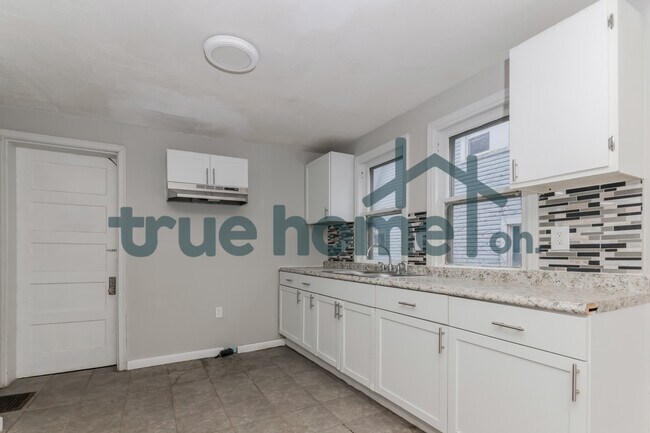 Building Photo - 1249 Everett Dr